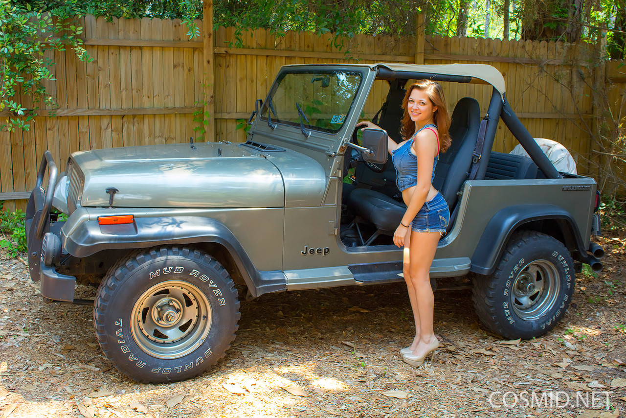 Amateur model Tessa Fowler set her hooters from inside her Jeep foto porno #428895313