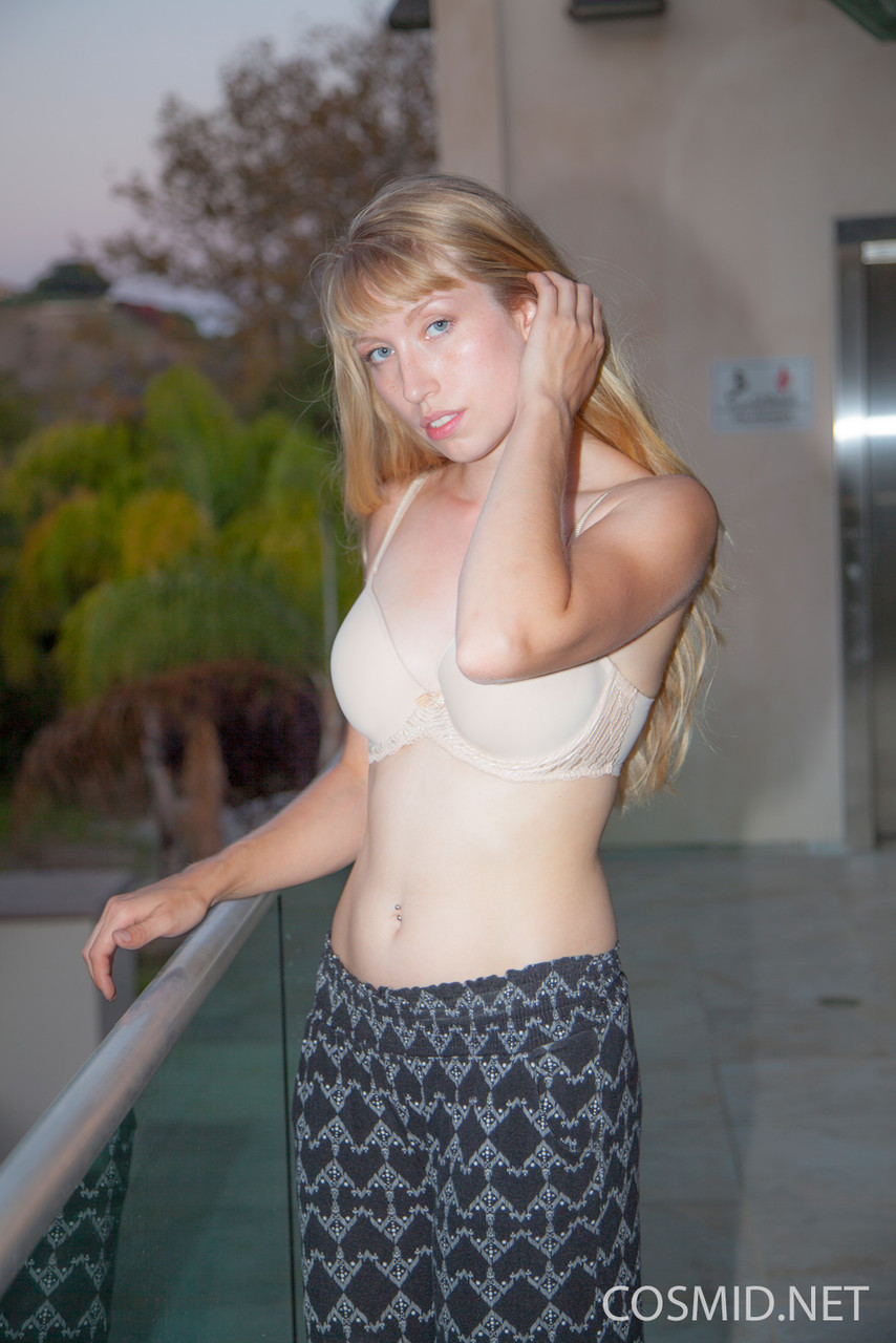 Natural blonde Vaeronika Woods makes her nude debut on a balcony 色情照片 #426303173 | Cosmid Pics, Vaeronika Woods, Asshole, 手机色情