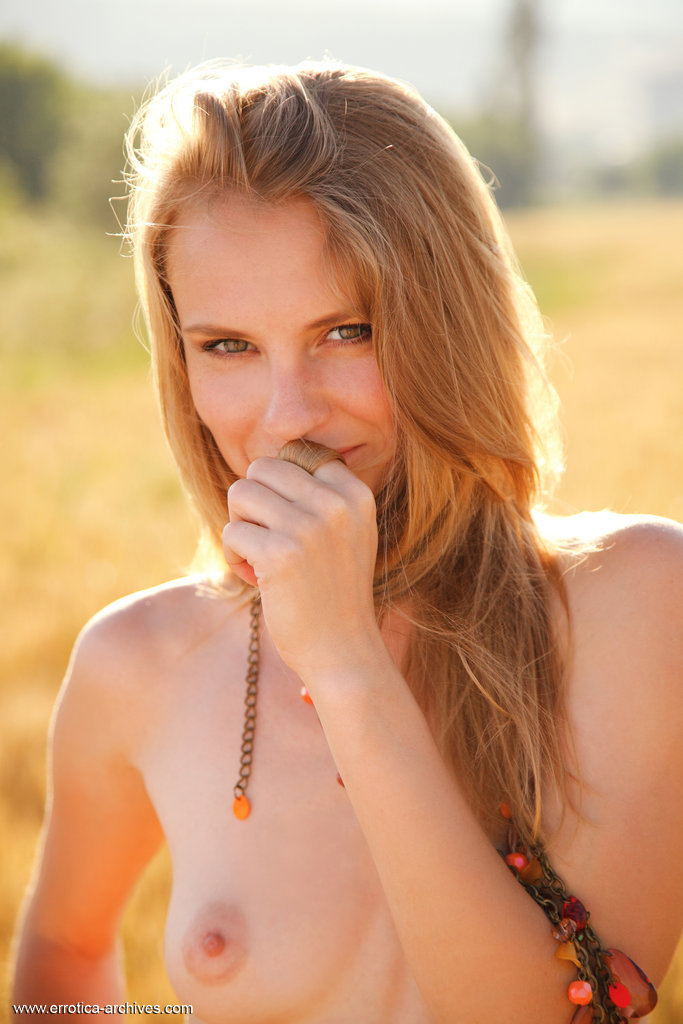 Young blonde beauty Frida C models naked while in a field of wheat foto pornográfica #426321447