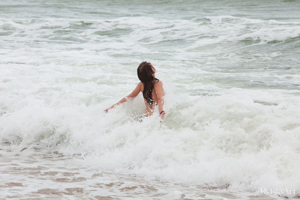 Topless female takes off her bikini bottoms to pose nude on the beach Porno-Foto #429085817