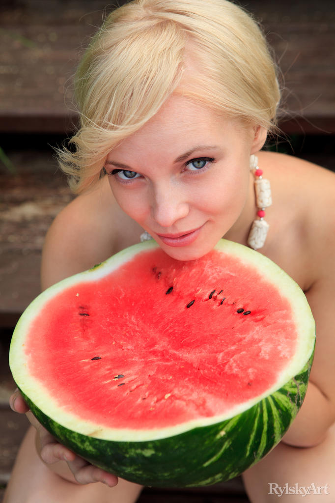 Beautiful blonde Feeona eats a watermelon while posing naked on lakeside dock foto pornográfica #424980742