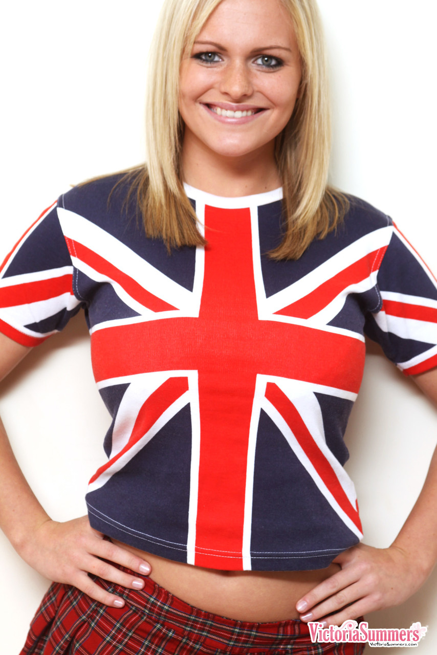 Blonde amateur Victoria Summers frees her big naturals from a Union Jack shirt ポルノ写真 #428057609