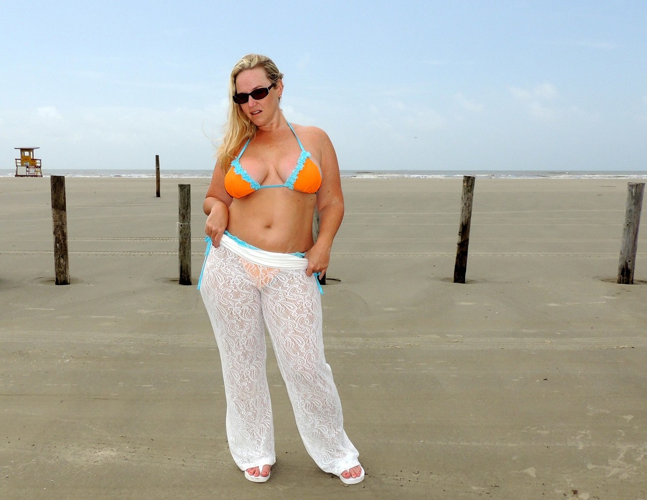 Fat chick Dee Siren takes off her bikini before fingering fucking on the beach Porno-Foto #427577876