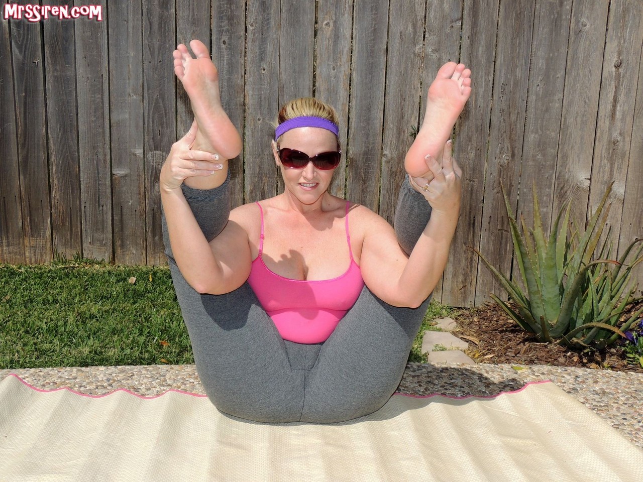 Amateur chick Dee Siren exposes her big butt while doing yoga outdoors 色情照片 #425664587 | Mrs Siren Pics, Dee Siren, BBW, 手机色情