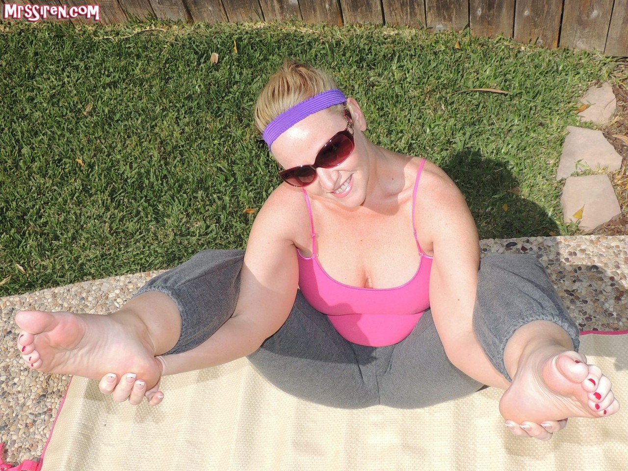 Amateur chick Dee Siren exposes her big butt while doing yoga outdoors 色情照片 #425664588 | Mrs Siren Pics, Dee Siren, BBW, 手机色情