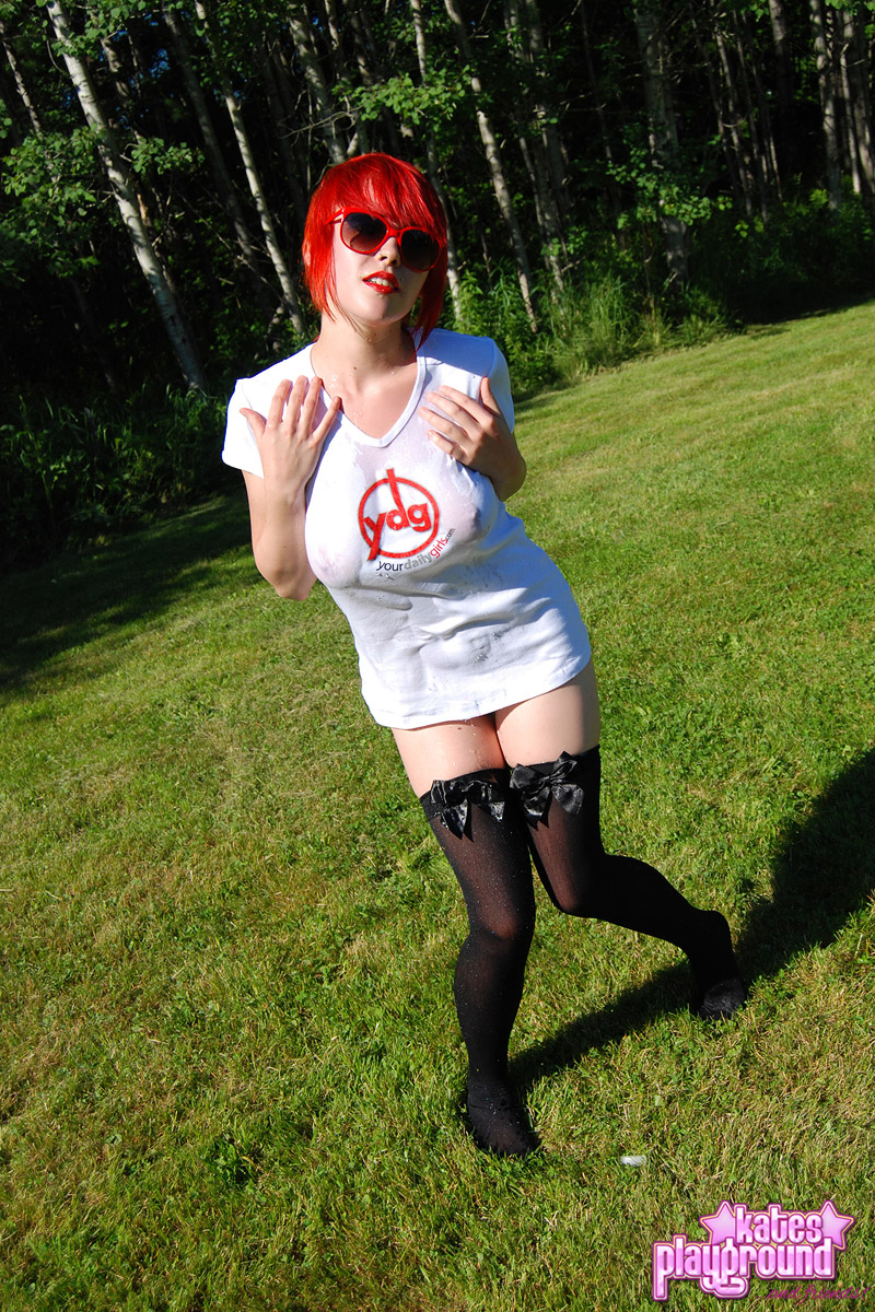 Redheaded amateur Sabrina soaks her white T-shirt out on a lawn in sunglasses Porno-Foto #428696834