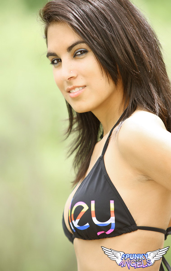 Pretty dark haired Rachel posing seductively outdoors wearing a black bikini foto porno #424804929