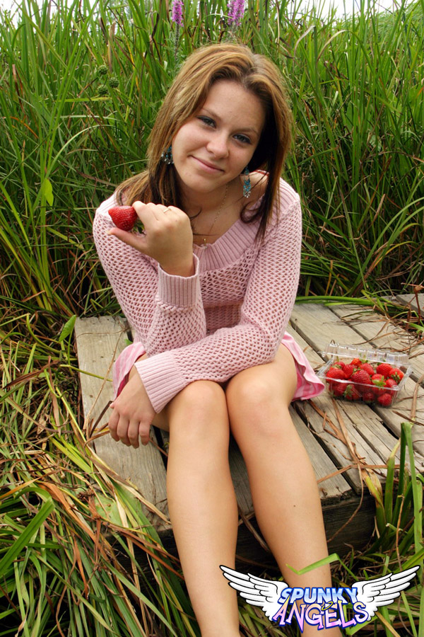 18 year old munches on strawberries after exposing her panties in long grass foto porno #427200086