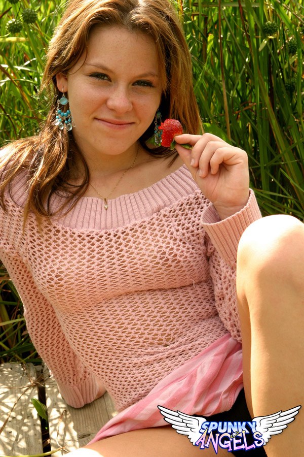 18 year old munches on strawberries after exposing her panties in long grass foto porno #427200092