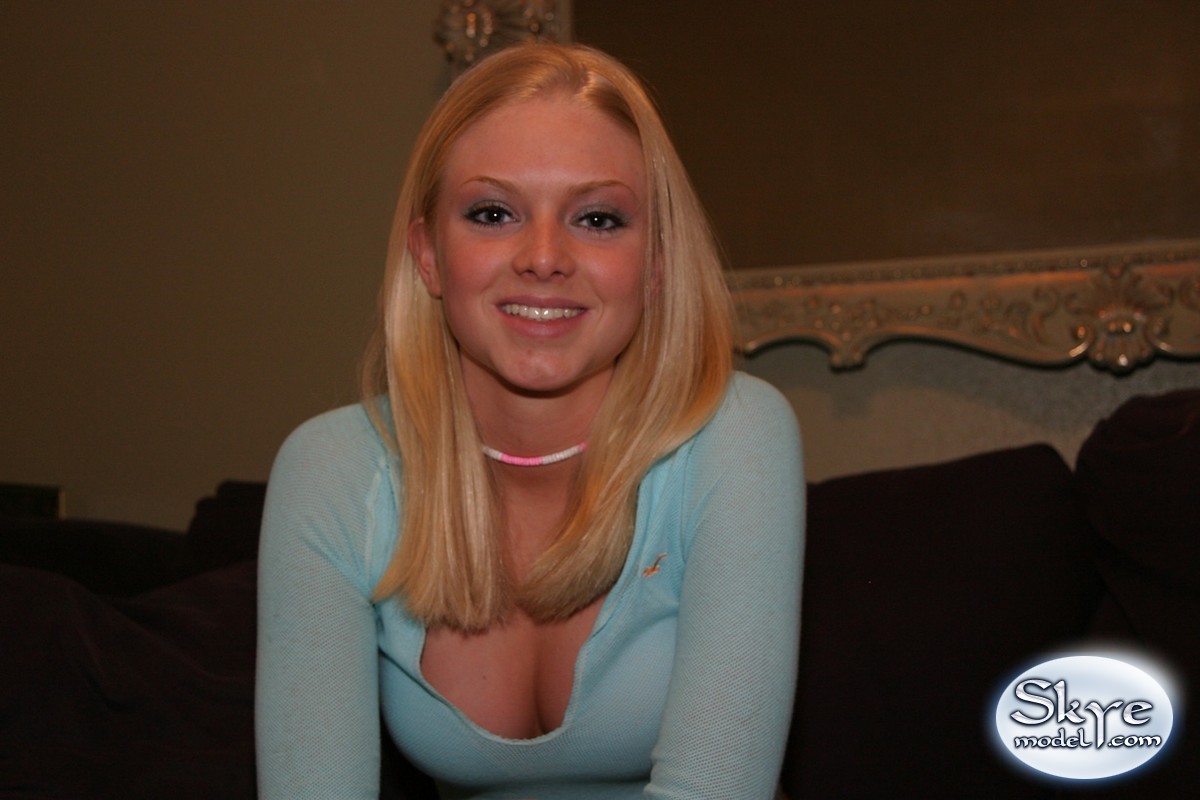 Spectacular amateur teen teases with her amazing rack in tight jeans foto porno #426226129