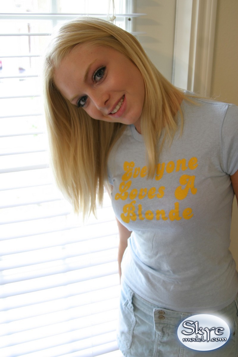 Blonde amateur Skye Model models by herself in a short skirt zdjęcie porno #428753229