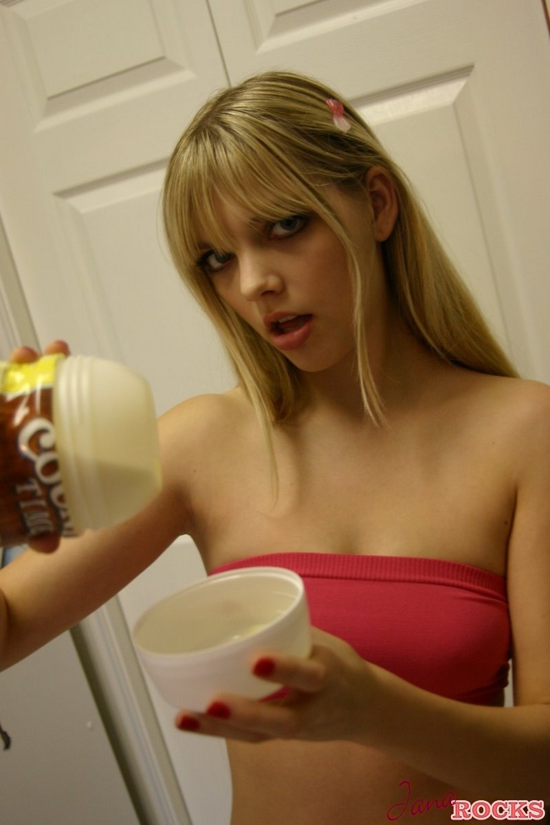 First timer Jana Jordan goes topless in the process of making lemonade foto porno #428577484