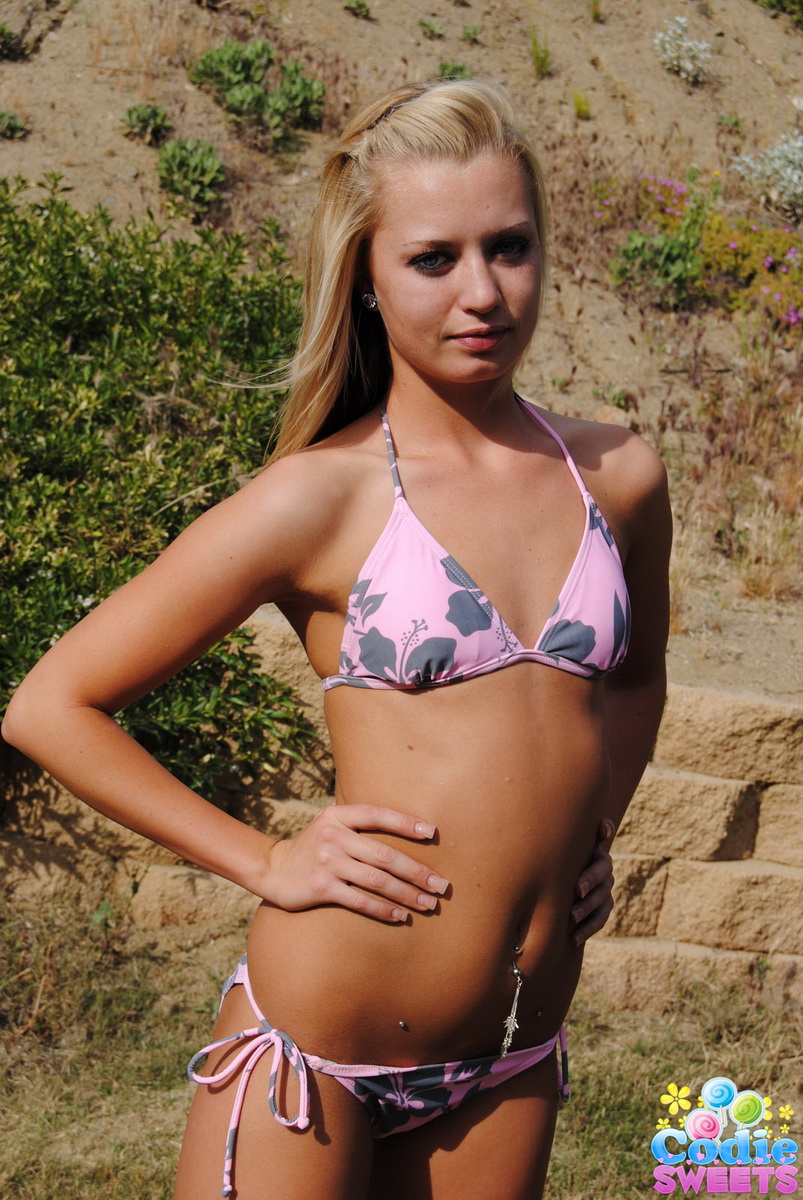 Blonde amateur Codie Sweets slides her bikini bottoms over her ass outside porno fotoğrafı #422577603 | Codie Sweets Pics, Codie Sweets, Skinny, mobil porno