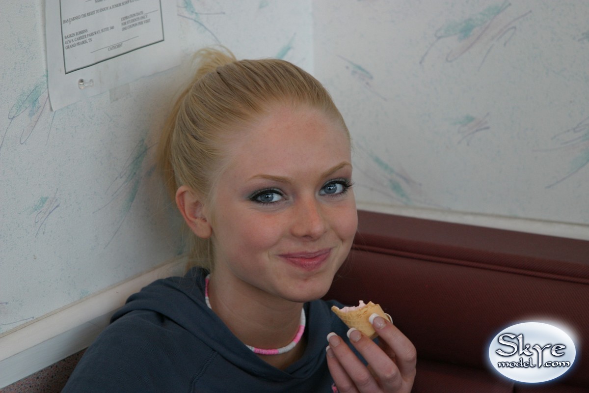 Beautiful young teen amateur Skye Model erotically licking an ice cream cone foto pornográfica #426975368