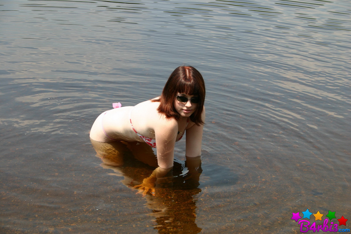 Teen amateur B4rbi3 removes her sunglasses while naked in a body of water ポルノ写真 #426814816 | B4rbi3 Pics, B4rbi3, Beach, モバイルポルノ