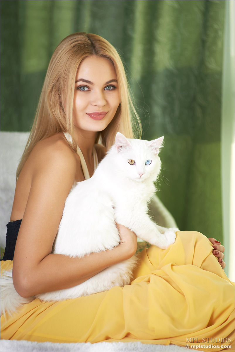Gorgeous blonde holds a cat before modelling in the nude porn photo #428610670