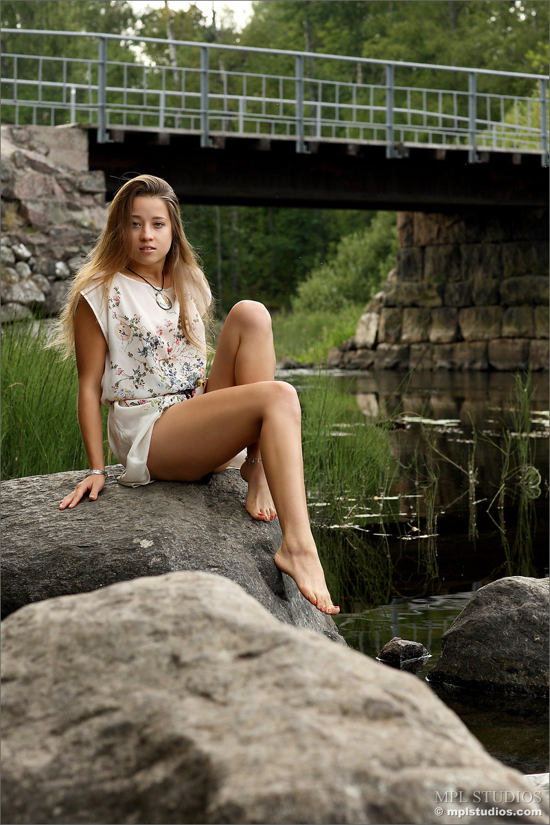 Gorgeous blonde model gets naked by the river to air her hot skinny body foto porno #422608338
