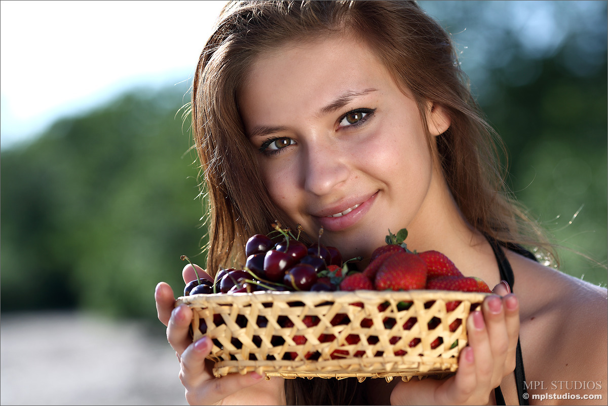 Nice teen girl puts down a basket of fruit and strips naked on a sandy beach 色情照片 #422681422 | MPL Studios Pics, Irina J, Beach, 手机色情