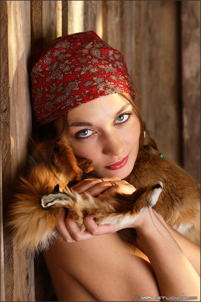 Adorable farm girl models naked in a barn with a fox draped around her ポルノ写真 #423773225 | MPL Studios Pics, Sweet Lilya, Teen, モバイルポルノ