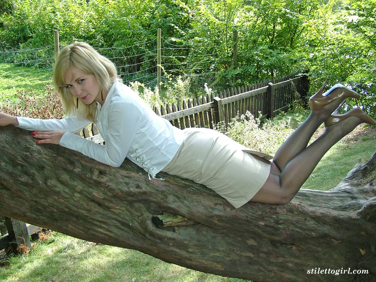 Fully clothed blonde beauty shows off her new pumps in garden wearing nylons foto porno #424964295