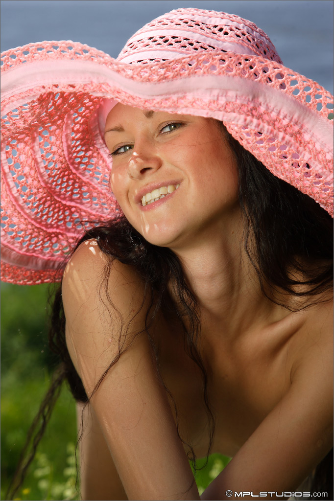 Hot brunette wears a big sun hat while modelling totally naked in the outdoors porno fotky #425012614 | MPL Studios Pics, Face, mobilní porno