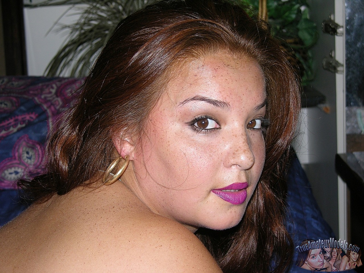 After taking off her red dress, BBW K showcases herself without clothes at home.