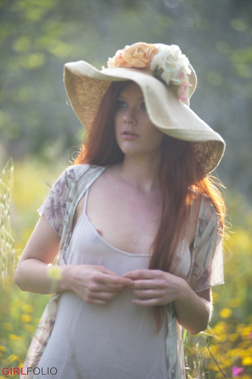 Natural redhead Mia Sollis strikes great nude poses in a big sun hat foto porno #422593974