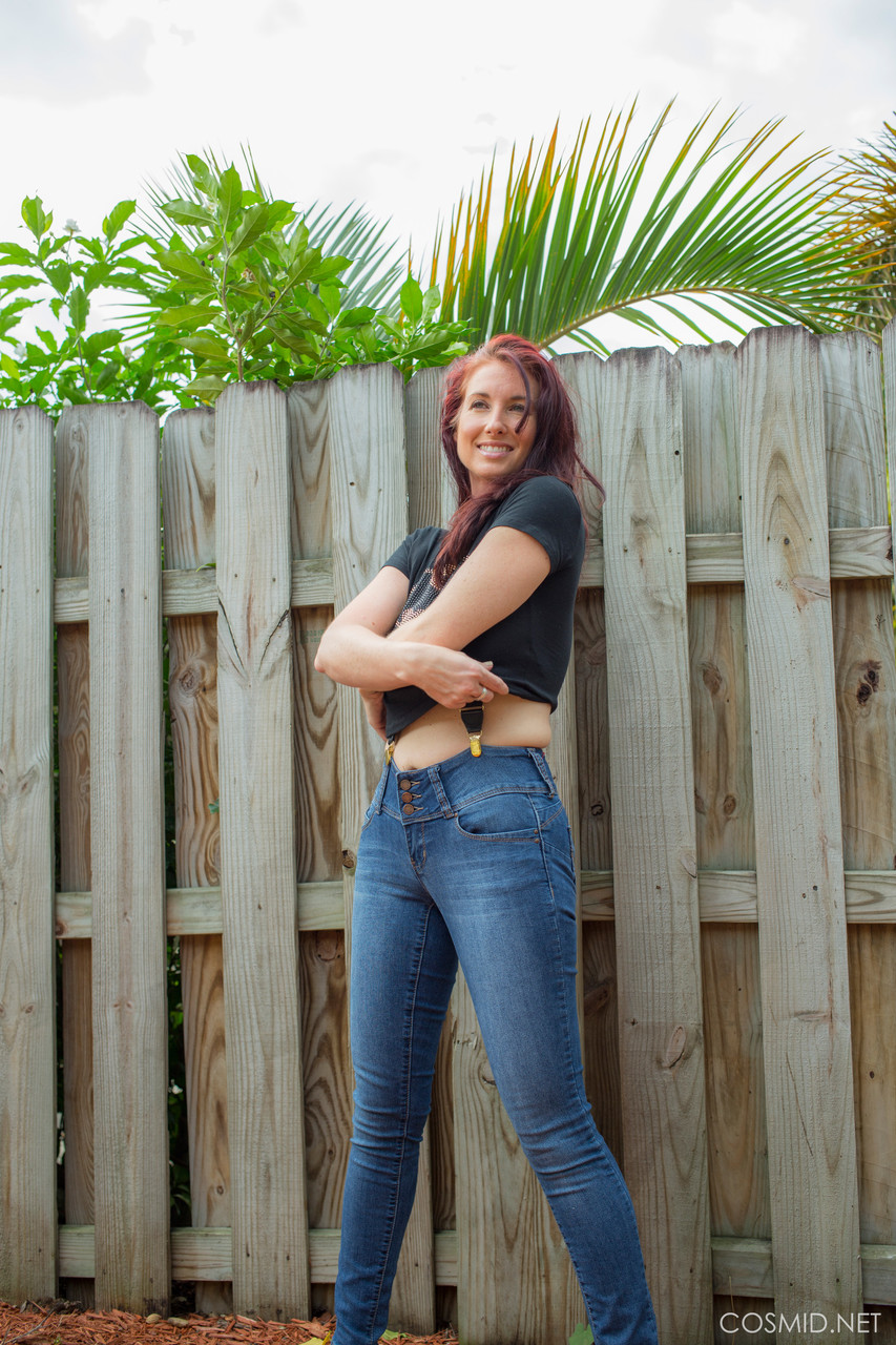 Hot redhead Andy Adams loses her t-shirt & jeans in the yard to pose naked foto porno #425118944