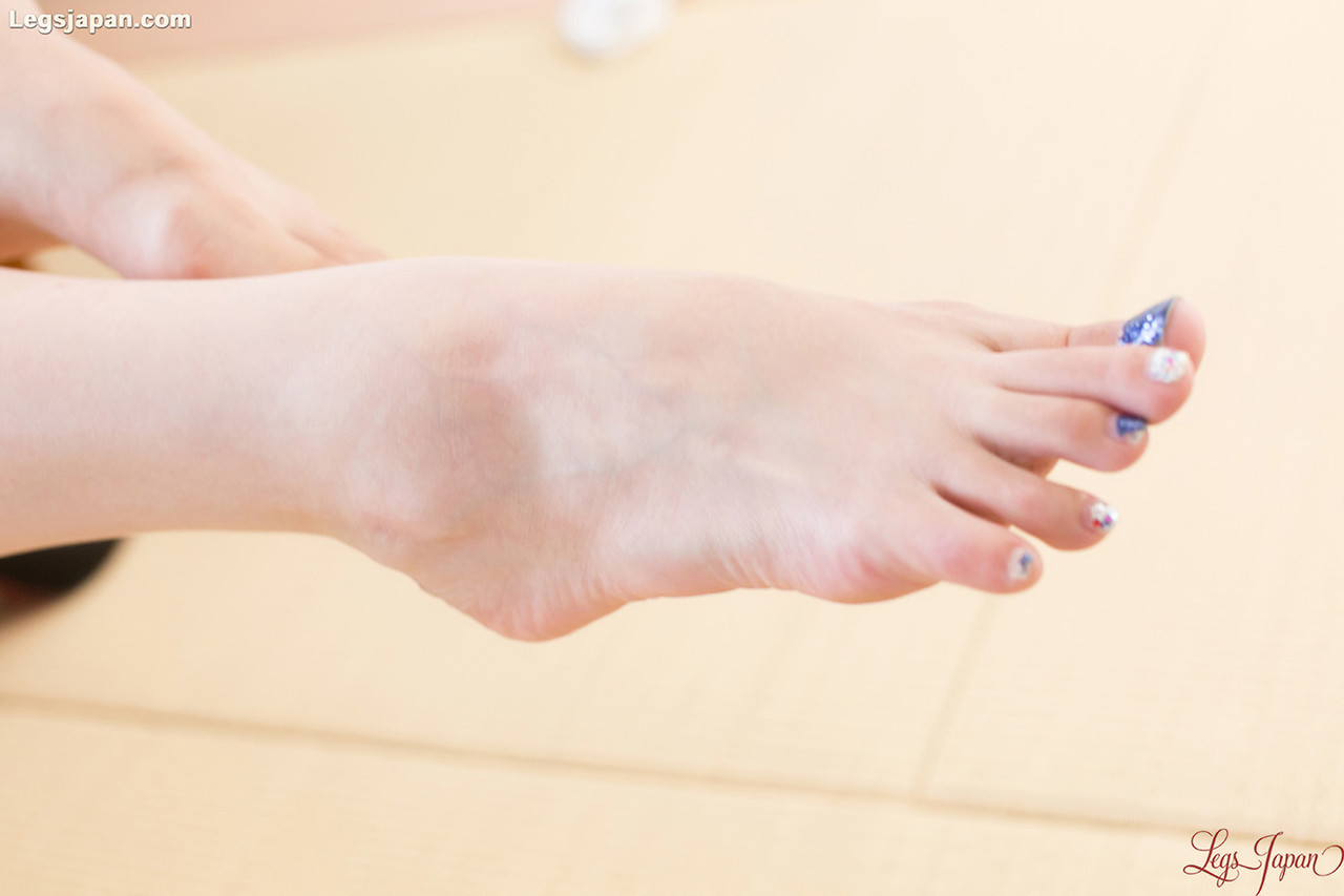 Japanese Woman Exposes Her Feet With Blue Nail Polish While Masturbating