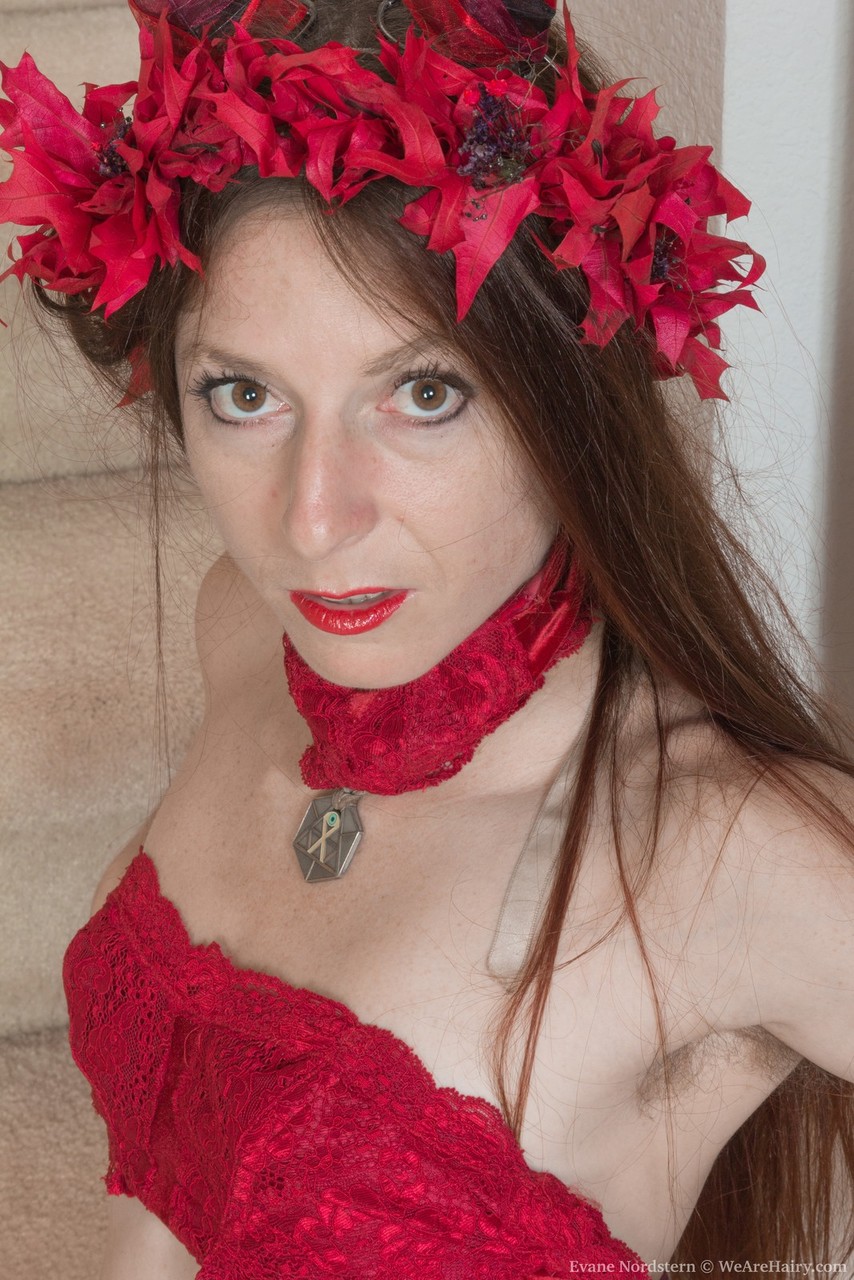 Hairy amateur Evane Nordstern wears a crown of flowers while modeling naked ポルノ写真 #425833892