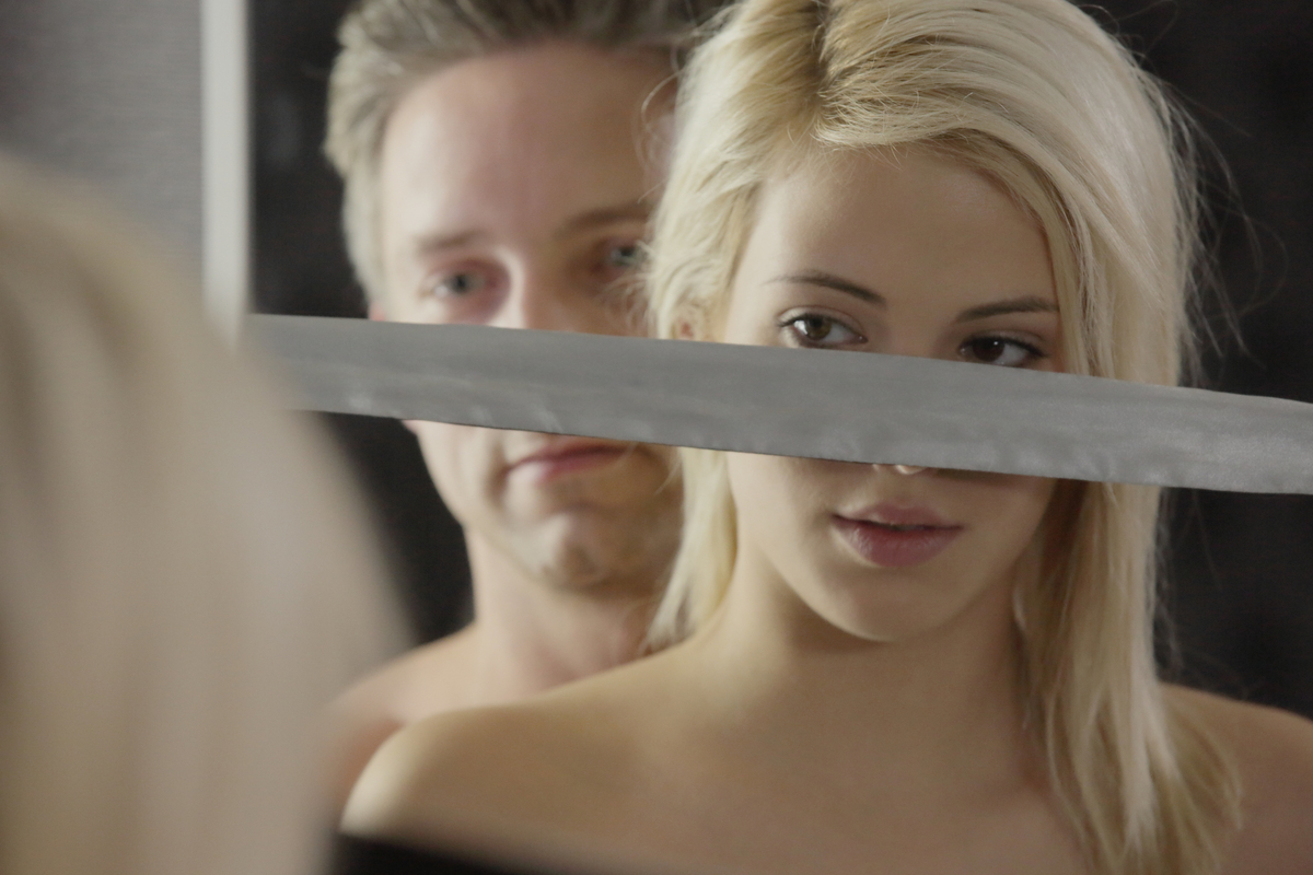 Hot blonde chick Ria Sun gets blindfolded during a lovemaking session foto pornográfica #422525047 | X Art Pics, Ria Sun, Lutro, Blindfold, pornografia móvel