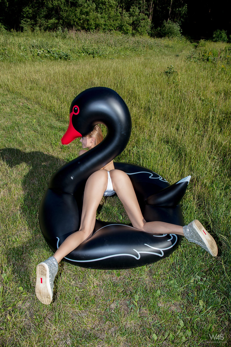 Slim blond teen Nancy A disrobes for great nude poses on a inner tube outdoors ポルノ写真 #428191090