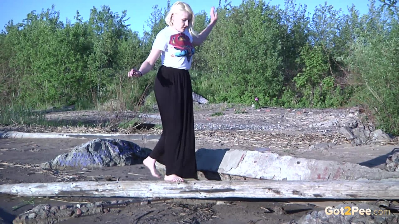 Leggy blonde Nura sits down for a piss on driftwood at the beach ポルノ写真 #428794692