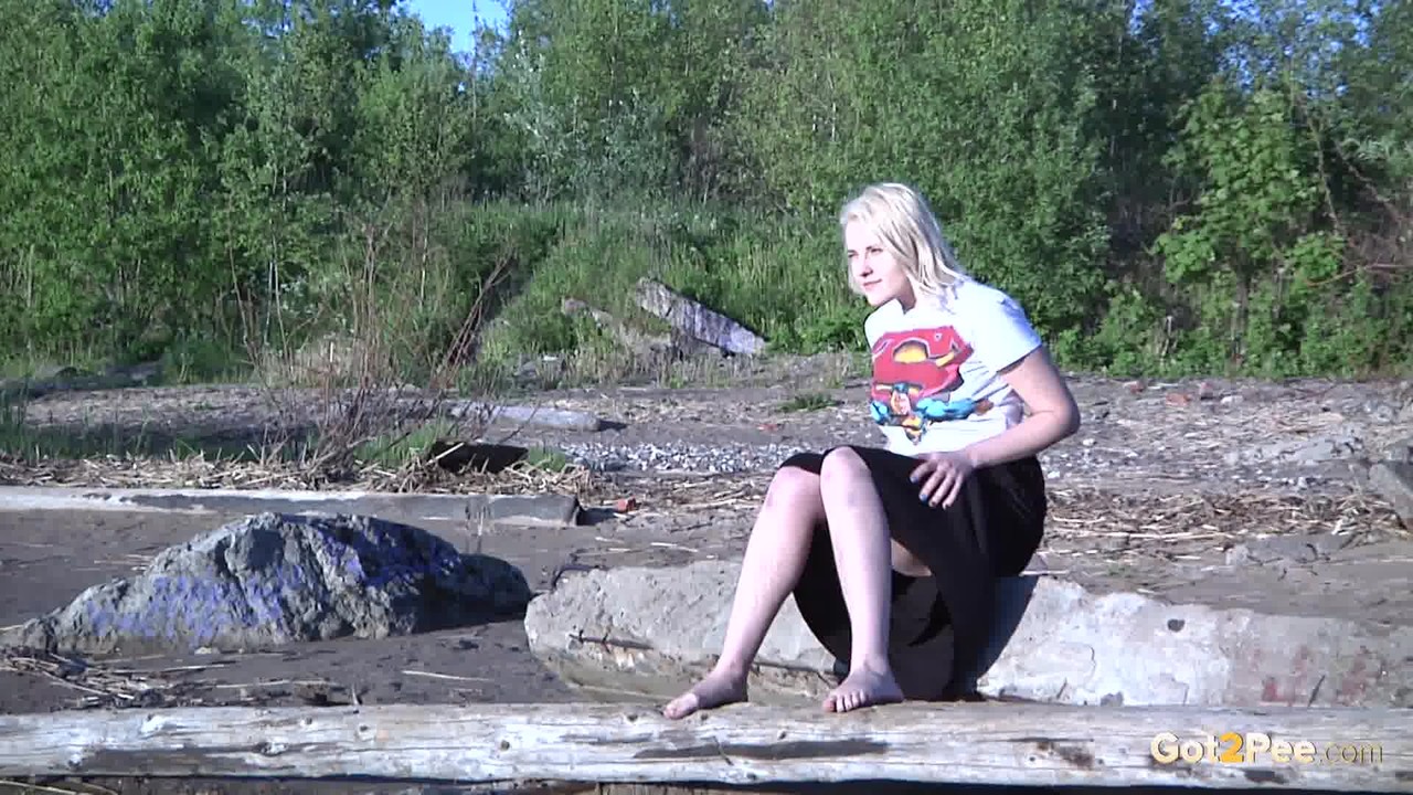 Leggy blonde Nura sits down for a piss on driftwood at the beach ポルノ写真 #428794696