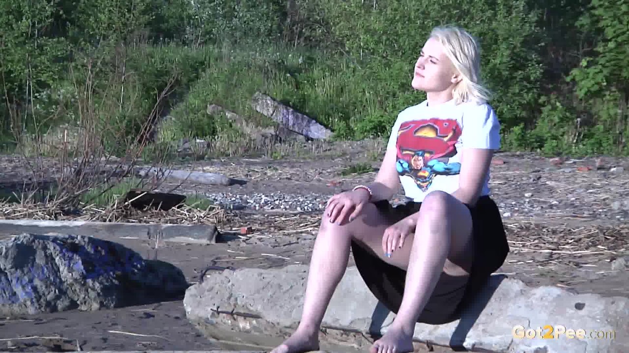 Leggy blonde Nura sits down for a piss on driftwood at the beach ポルノ写真 #428794700