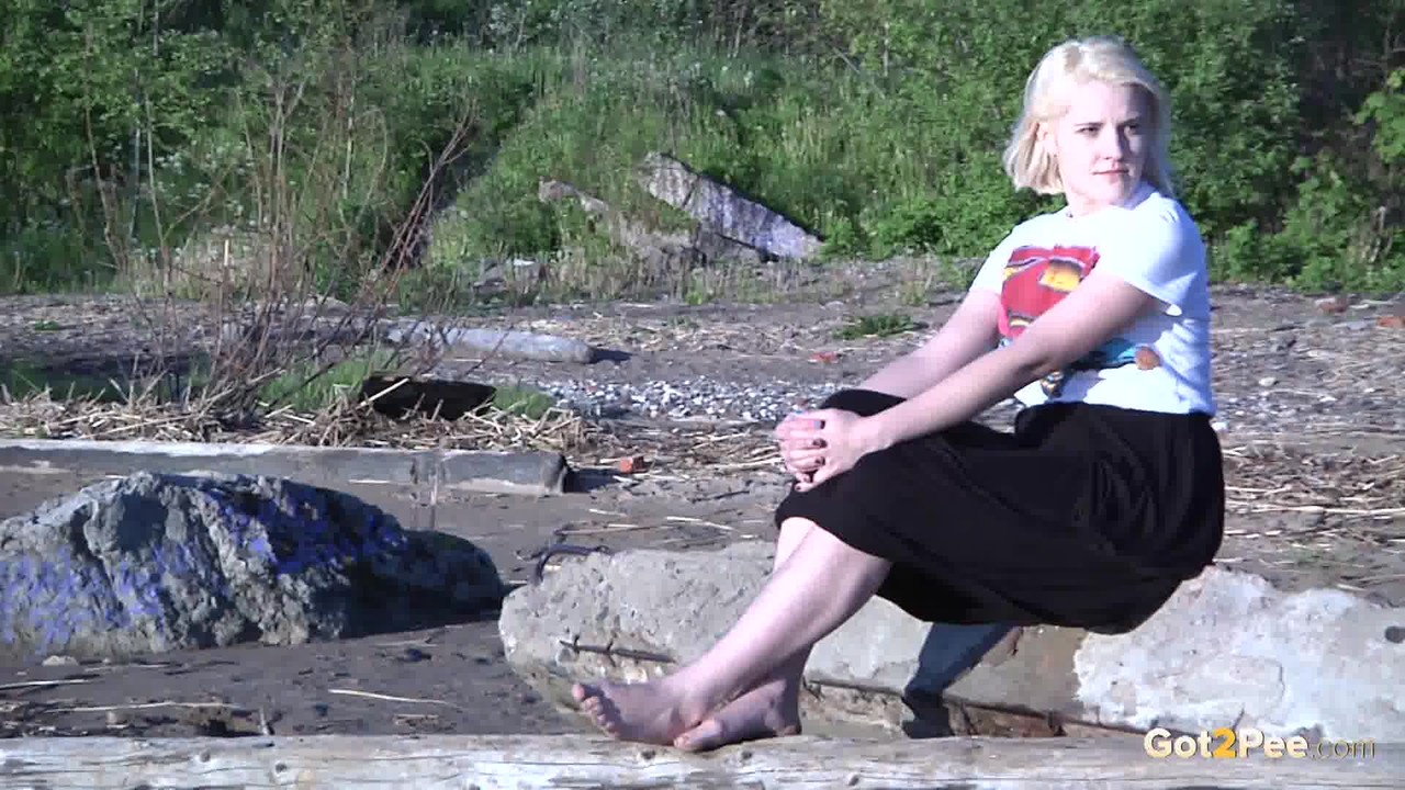 Leggy blonde Nura sits down for a piss on driftwood at the beach foto porno #428794782