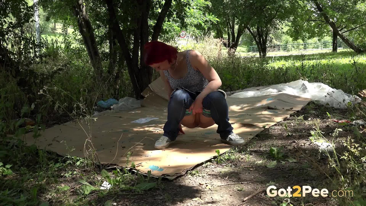 Nasty redhead Sara takes a piss on a homeless person's cardboard flooring 色情照片 #425096246
