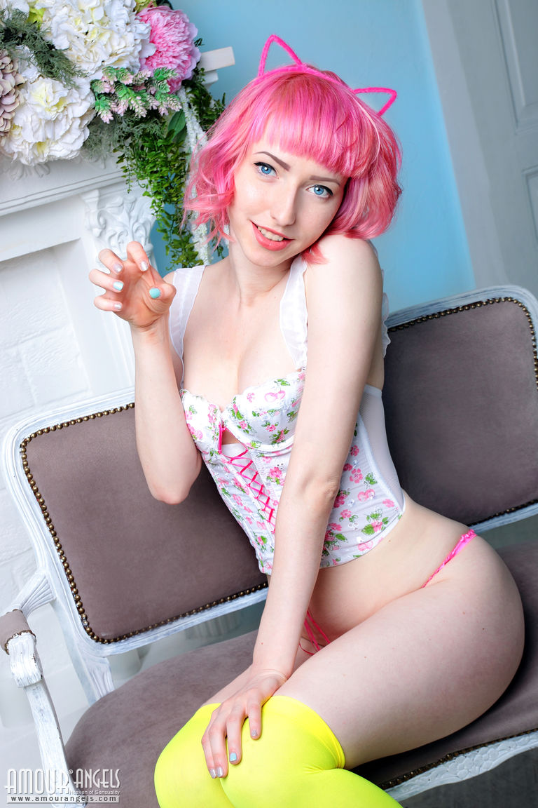 Teen solo girl with pink hair display her bald twat in yellow OTK socks 色情照片 #423122542 | Amour Angels Pics, Cake, Cosplay, 手机色情