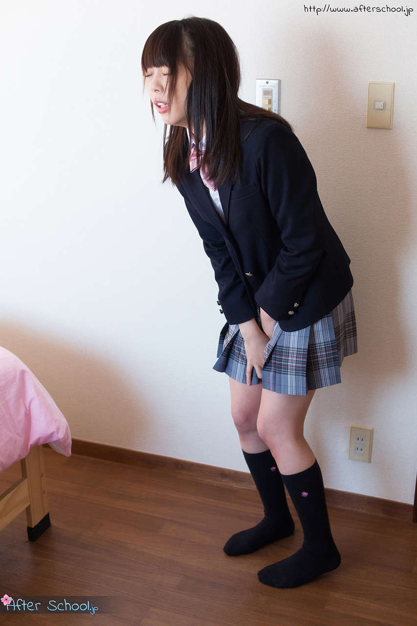 Super horny Asian schoolgirl hikes her uniform to use two vibrators to orgasm porno foto #424325441