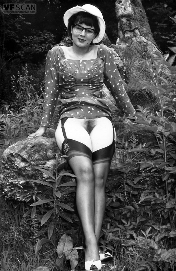 Smoking hot retro models lift their skirts to show hairy pussies in the woods Porno-Foto #428461418 | Vintage Flash Archive Pics, Clothed, Mobiler Porno