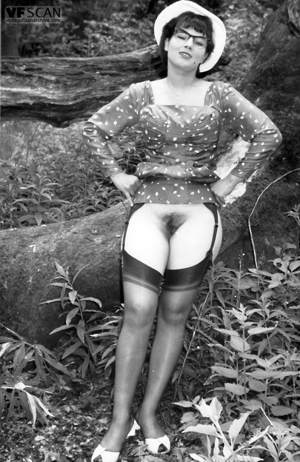 Smoking hot retro models lift their skirts to show hairy pussies in the woods foto porno #428461419