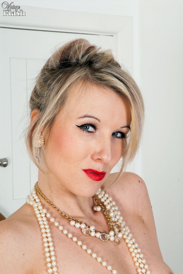 Dirty blonde Evey Krystal removes retro pretties before spreading her pussy foto porno #424989875 | Evey Krystal, Spreading, porno ponsel