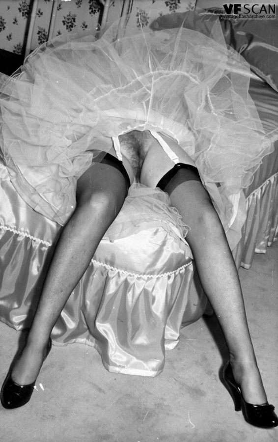 Hot vintage pornstars flashing sexy upskirts wearing sheer silk stockings foto porno #427415514