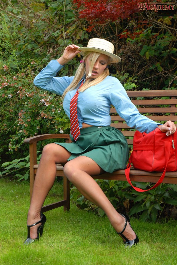 Busty blonde Michelle Thorne shows off her private parts on a garden bench ポルノ写真 #429004487