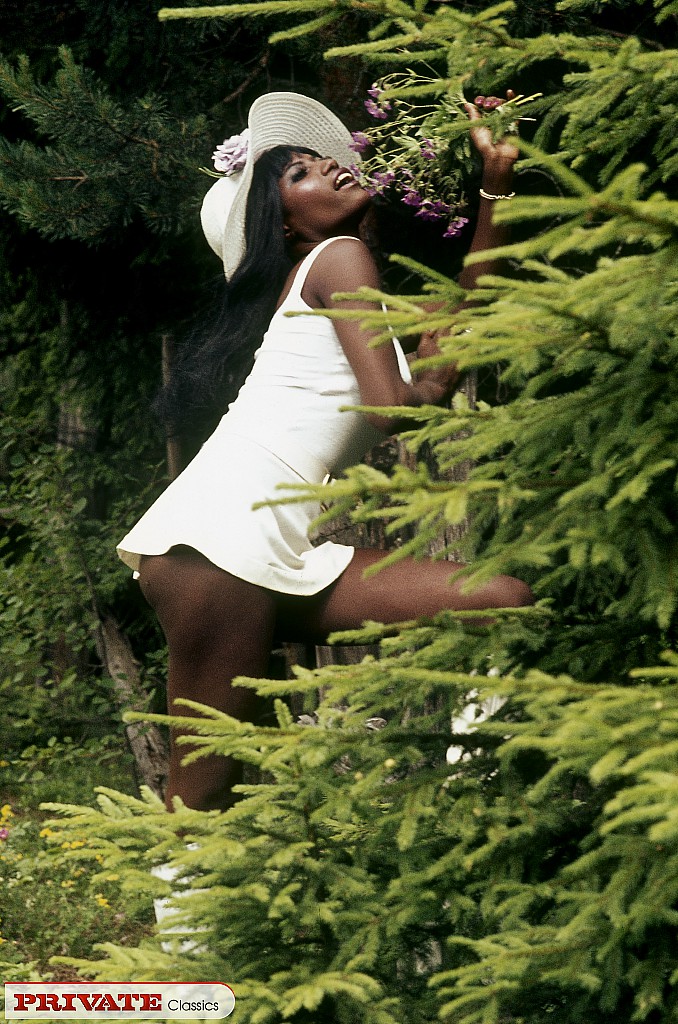 Black female in sunhat and bikini heads into the bushes to pose naked foto porno #424757569
