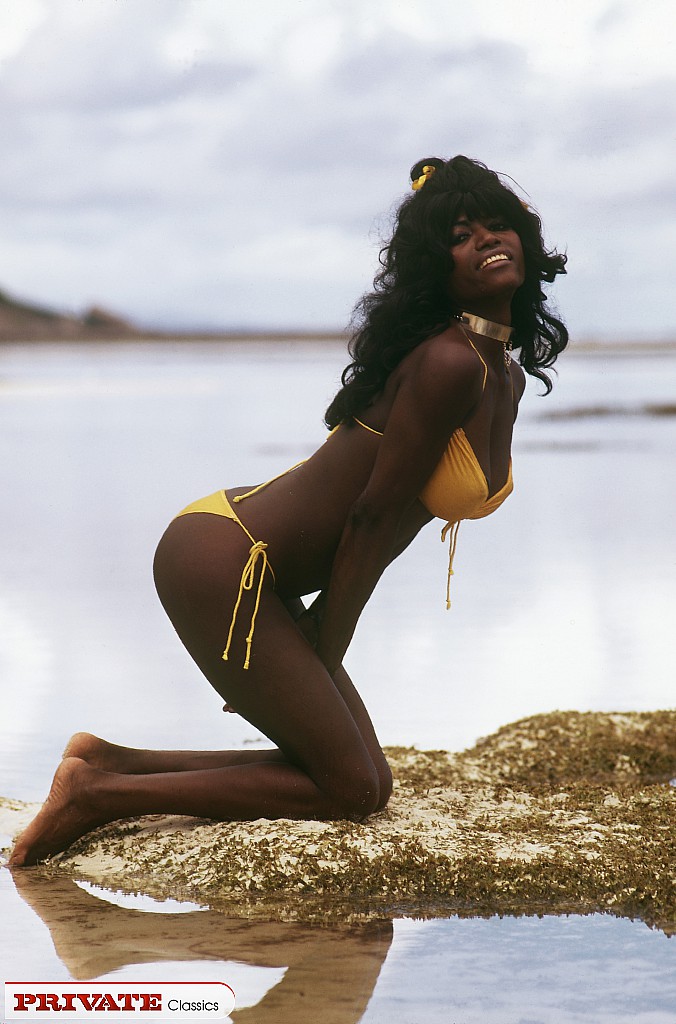 Black female in sunhat and bikini heads into the bushes to pose naked foto porno #425313610 | Private Pics, Lucienne Camille, Ebony, porno ponsel