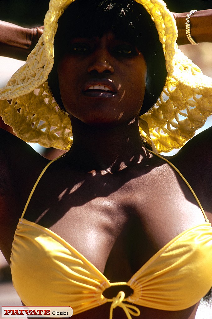Black female in sunhat and bikini heads into the bushes to pose naked порно фото #425313614