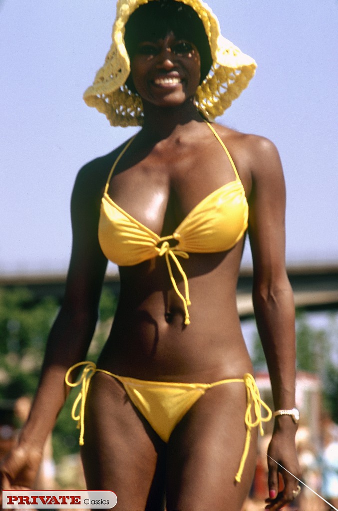 Black female in sunhat and bikini heads into the bushes to pose naked порно фото #425313615