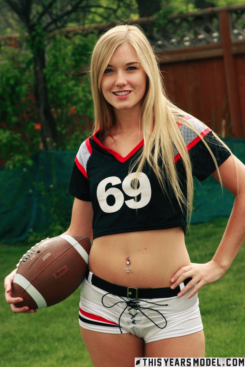 Beautiful blonde Jewel doffs sportswear to pose nude while holding a football foto porno #424152277