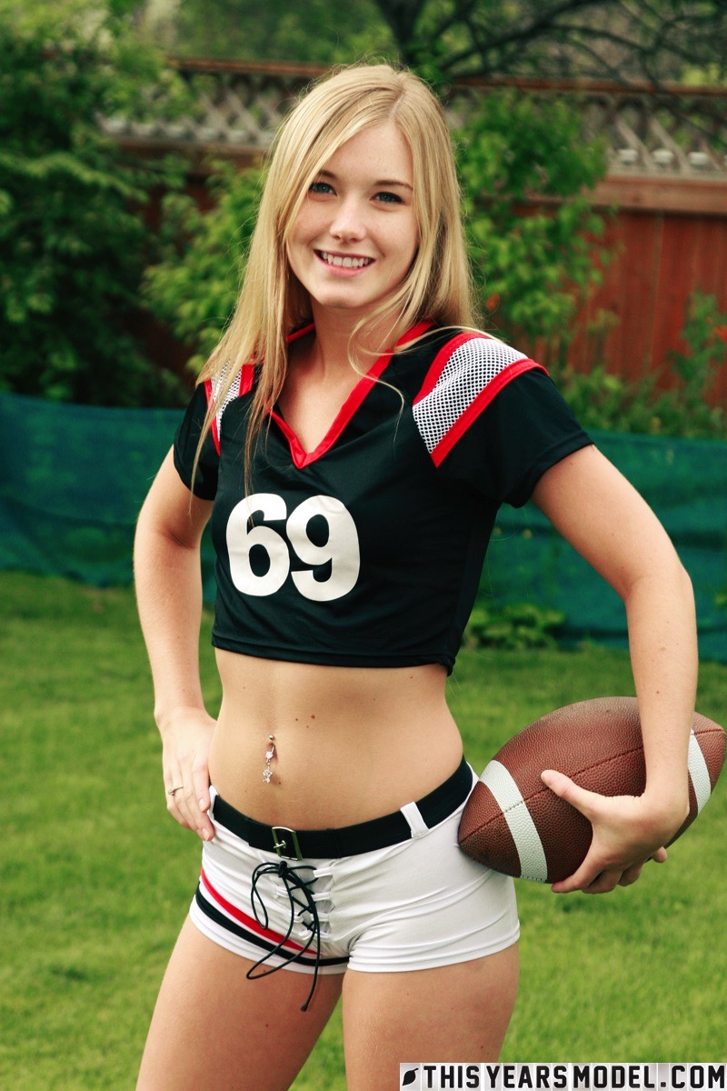 Beautiful blonde Jewel doffs sportswear to pose nude while holding a football foto porno #423430415